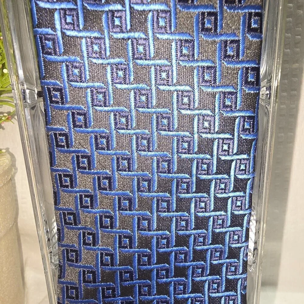 MENS SILK TIE BLACK WITH BLUE SQUARE DESIGN CLASSY TIE EXCELLENT CONDITION